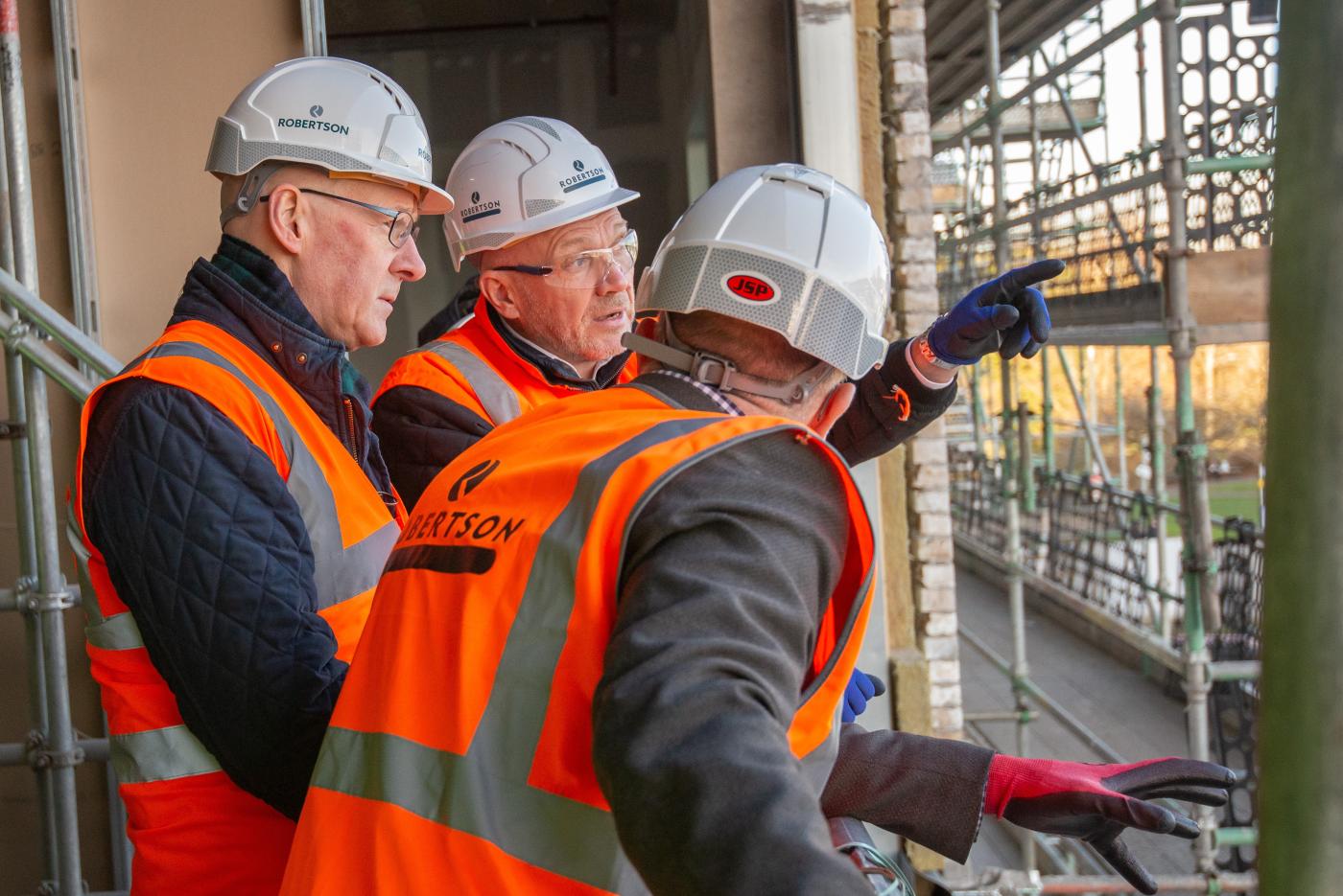 Regional MD of Robertson Construction Tayside Kevin Dickson pointing while speaking with First Minister John Swinney